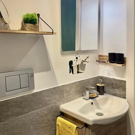 Maloma Intero Fronte Metro A * Рим